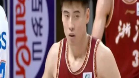 “湖人队或以1400万中产限价签下实力球员，詹姆斯可能降薪助力留守”